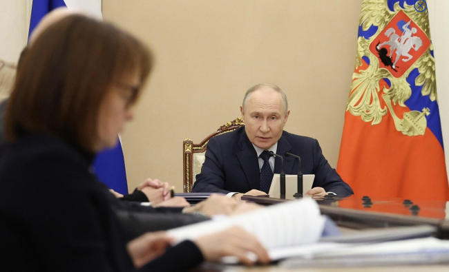 普京责问官员：GDP萎缩得给说法