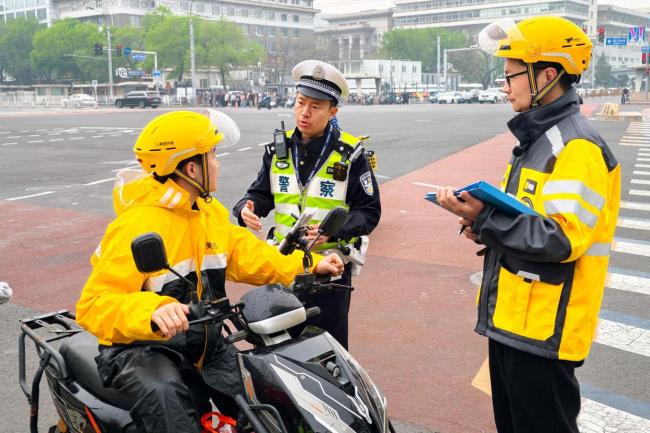 新规将至 仍有骑手为“抢时间”违法 斑马线骑行现象频发