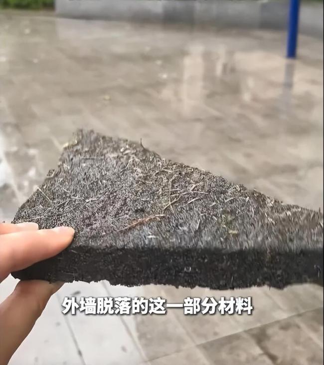 长沙一小区惊现“纸片墙” 大风刮落外墙引发担忧
