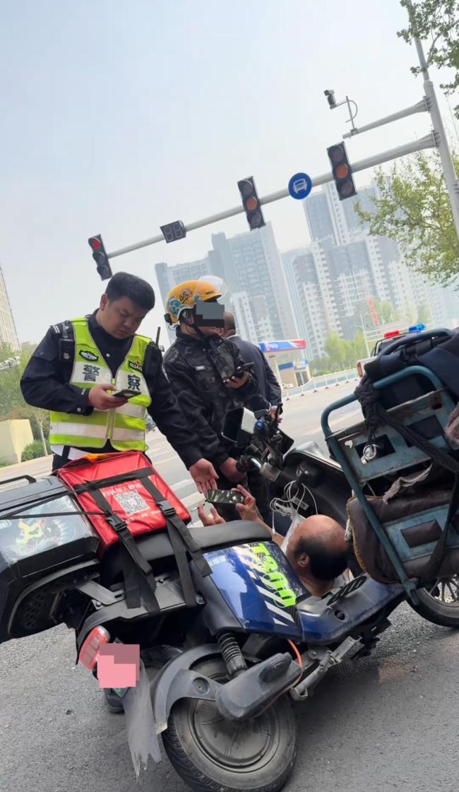 外卖小哥被大爷索赔急哭 交警出手