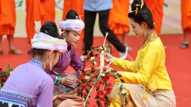 西双版纳开启泼水节狂欢盛宴