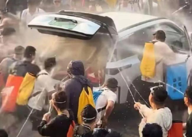 车辆被泼致冒烟当事人已报警 自驾游行程被迫中断