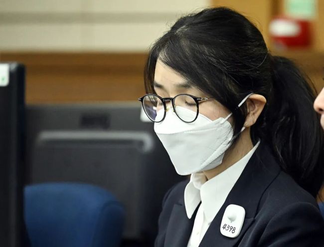 尹锡悦看到夫人出庭又哭又笑,金建希正眼都不瞧他一下 法庭重逢步步惊心