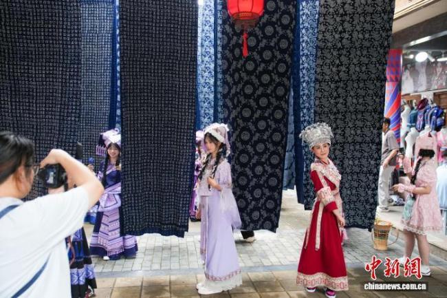 “三月三”南宁相思小镇引游人 民族风情乐翻天