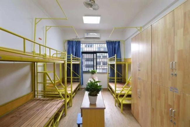 家长为儿子选高中竟只看有无马桶 家长：不是舍不得孩子吃苦，是没必要没苦硬吃