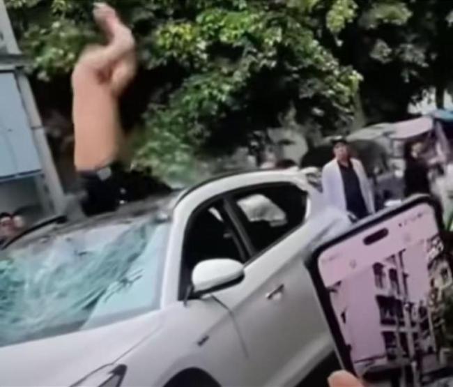 男子赤裸上身砸车被刑拘
