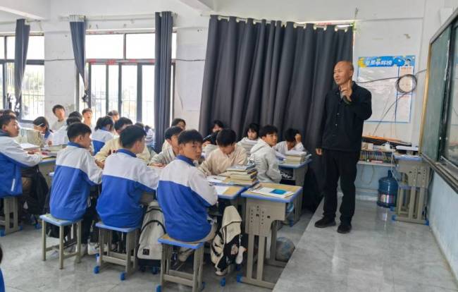 两次心梗仍坚守讲台的乡村校长