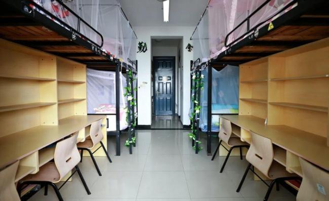 家长为儿子选高中竟只看有无马桶 家长：不是舍不得孩子吃苦，是没必要没苦硬吃