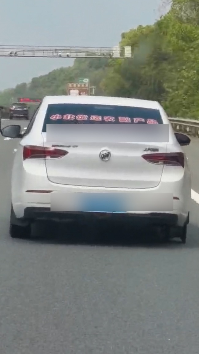 小车在高速路跑100码 车轮突然脱落 后车车主暖心提醒