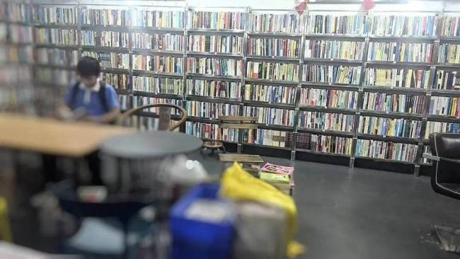 深圳“9元1斤”旧书店 有人买走1吨 旧书生存图景与时代价值