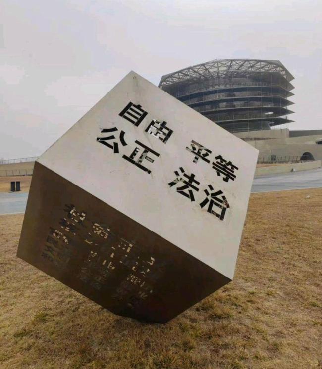 女子跳楼被男友拽5分钟后坠亡 悲剧引发法律责任讨论