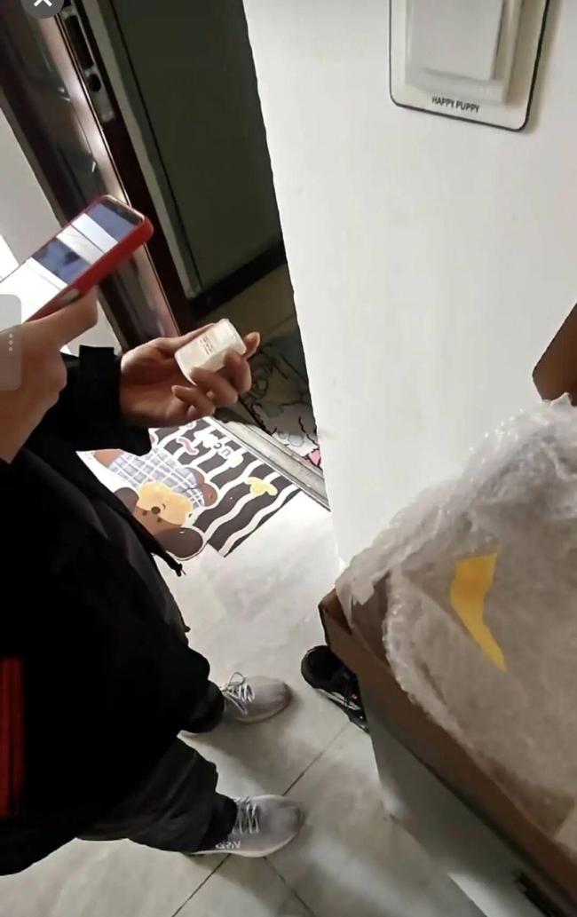 快递员失手摔坏价值2.4万元蓝宝石