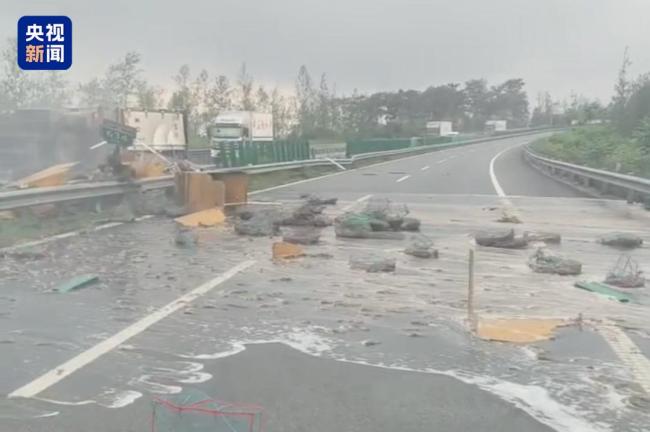 女儿刷视频看到爸爸上新闻