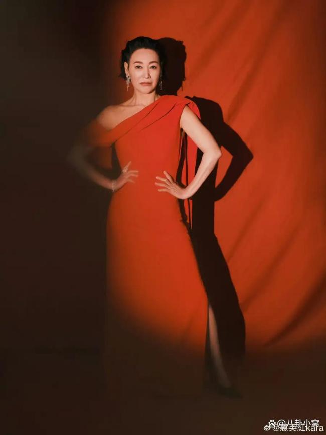 洪金宝梁家辉惠英红亮相金像奖红毯 影坛巨星共绘璀璨之夜