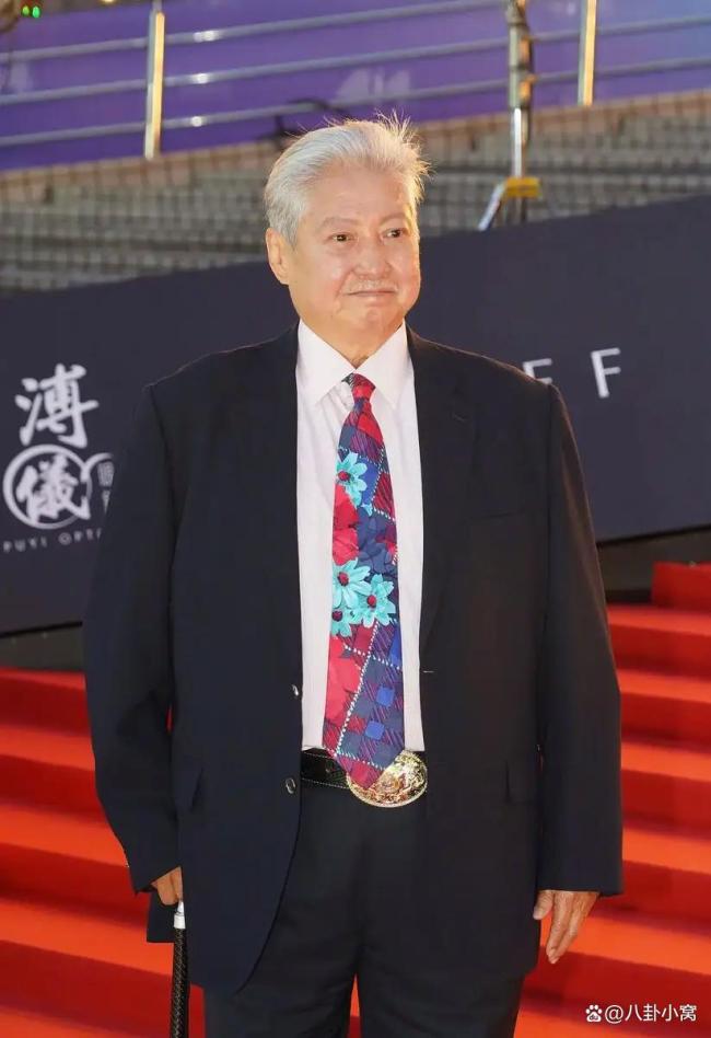 洪金宝梁家辉惠英红亮相金像奖红毯