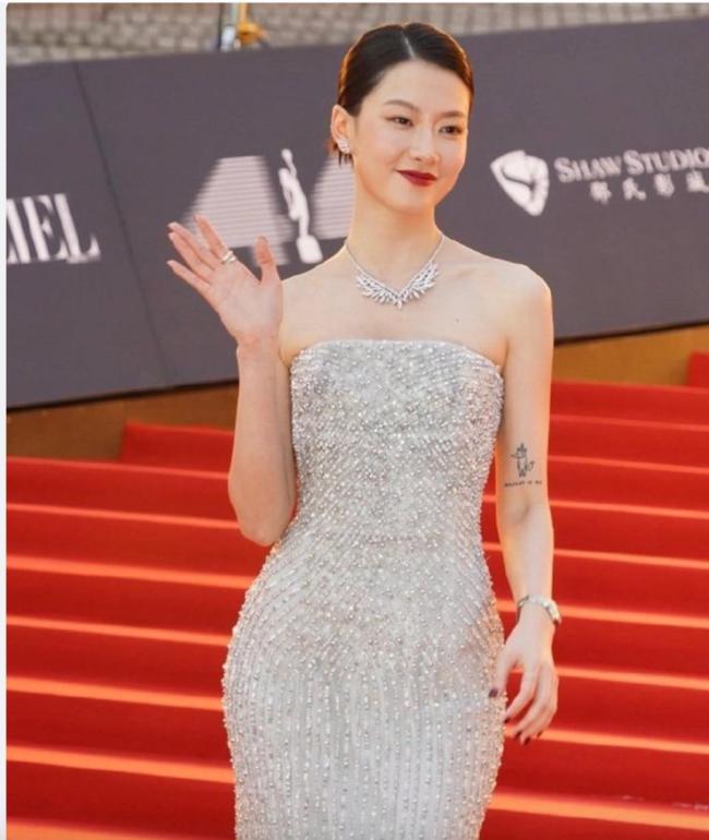 李心洁亮相金像奖红毯