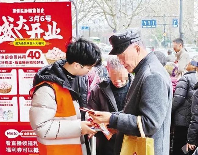 老人打赏花330万却交不起15元电费 直播打赏成瘾引发家庭危机