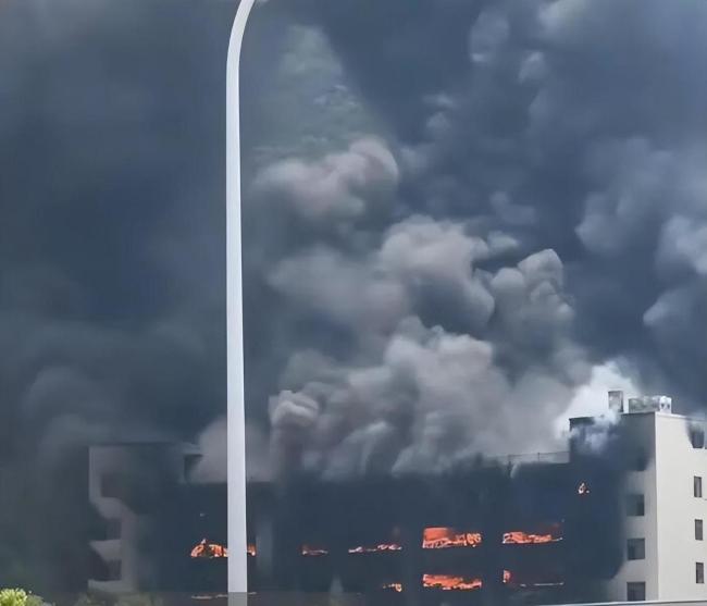 浙江东阳一仓库突发火情 无人员伤亡