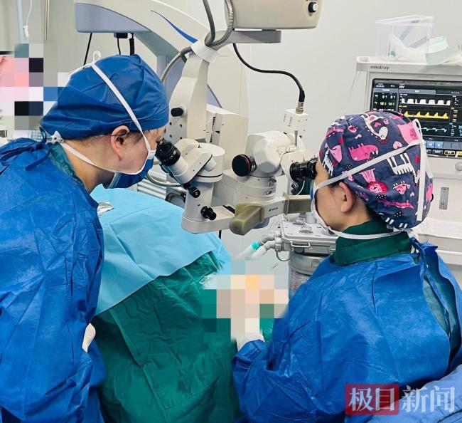 蚊子飞进眼睛男子揉了一下险失明