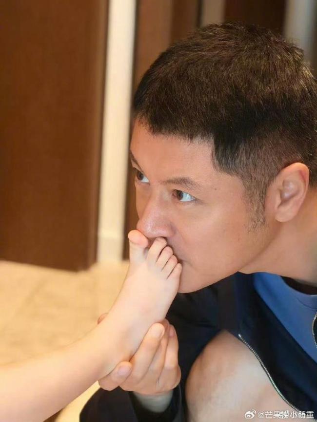 任重亲女儿脚丫 硬核宠女冲上热搜