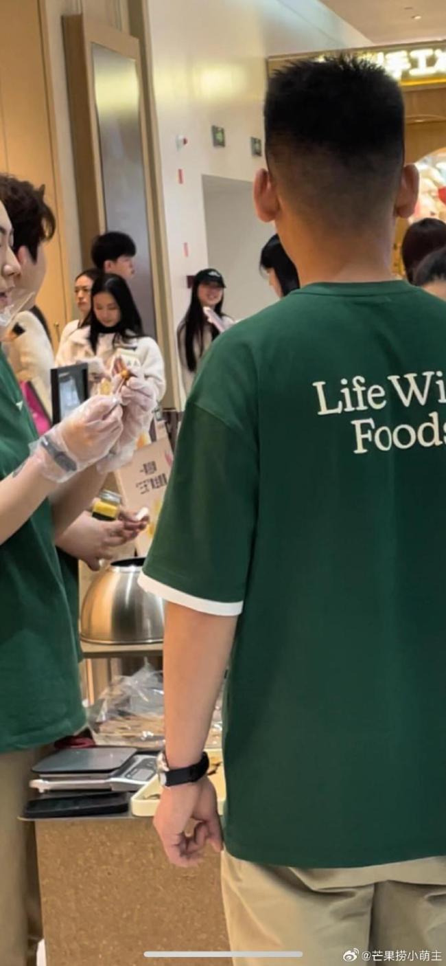 沙溢大儿子和女生逛街 暖男绅士风度拉满