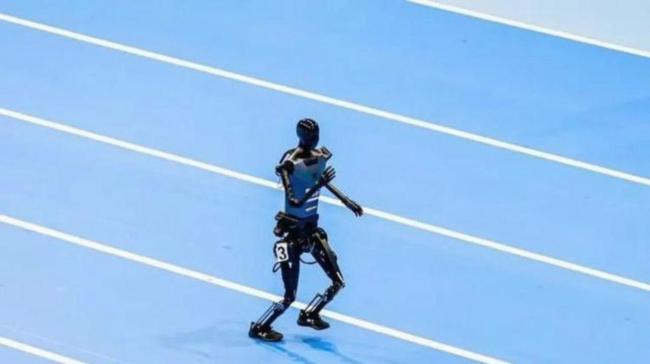 宇树H1半马起步即冲刺 终点前遗憾倒下