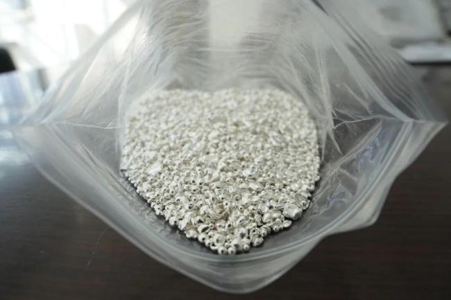 男子穿纸尿裤藏1.65千克银粒：系帮他人带进境，并收取“带工费”