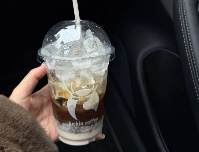 “去水全冰”成今年喝咖啡最野点单 年轻人的新宠