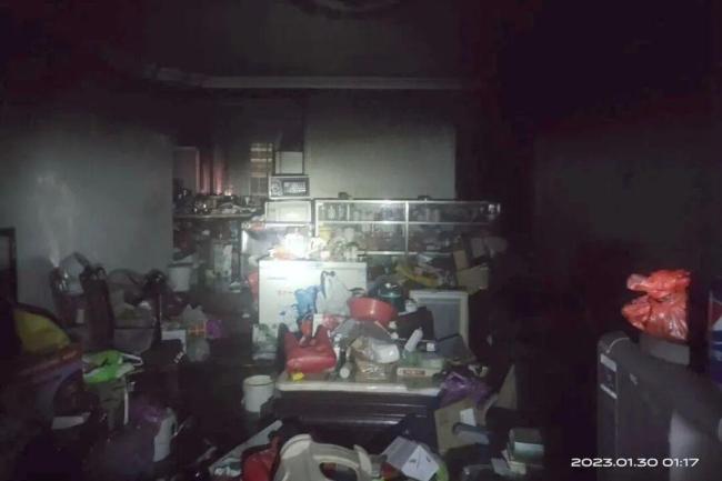 一对老夫妇3年里烧掉2套房 杂物堆积惹祸