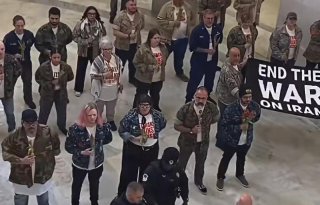 美国退伍老兵抗议对伊战争62人被捕 反战呼声高涨