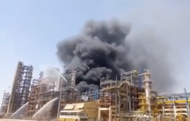 印度总理拟揭幕炼油厂突发大火