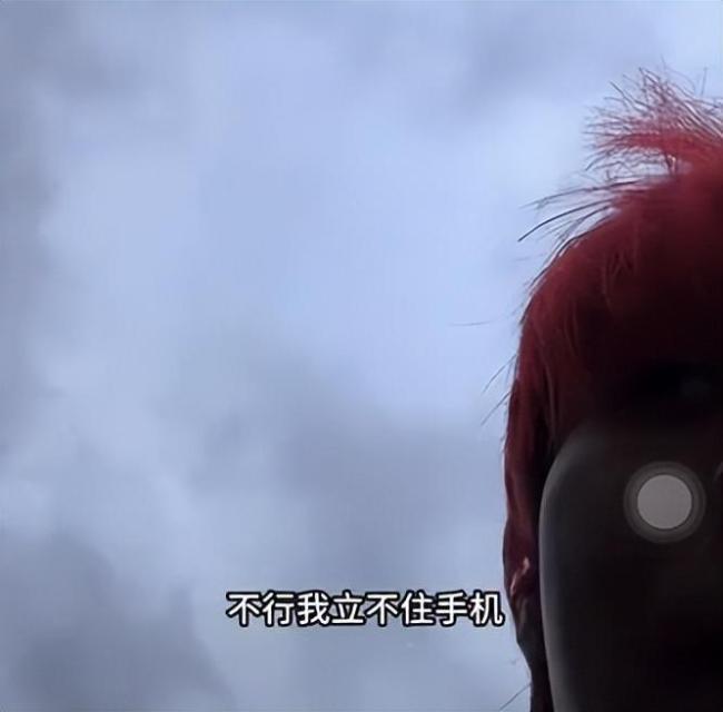 李荣浩直播钓鱼手机滑入水中 意外中断引10万观众关注