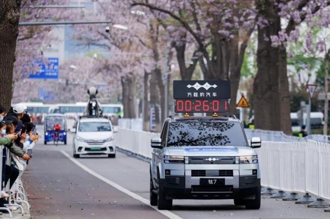 这么厉害的机器人会彻底超越人类吗 马拉松赛场见证奇迹