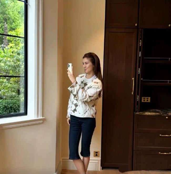 吴千语晒照抱婴儿喂奶 温馨画面引猜测