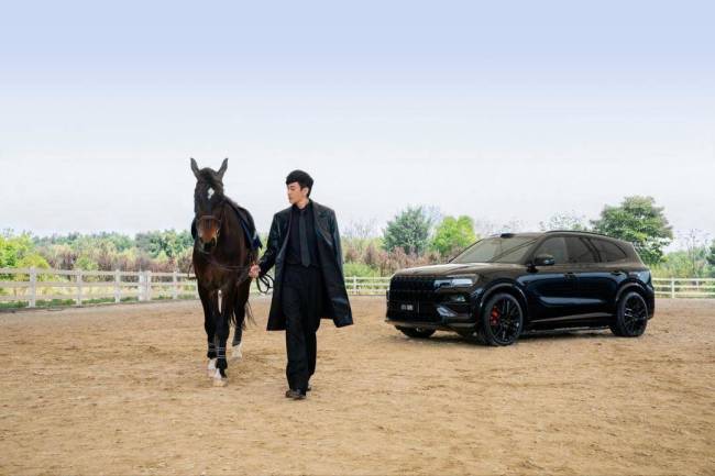 极氪官宣何润东为极氪8X交付官