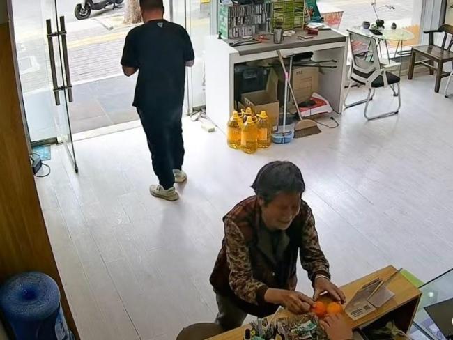 独臂师傅为老人免费修好亡子手机 暖心举动获橘子答谢