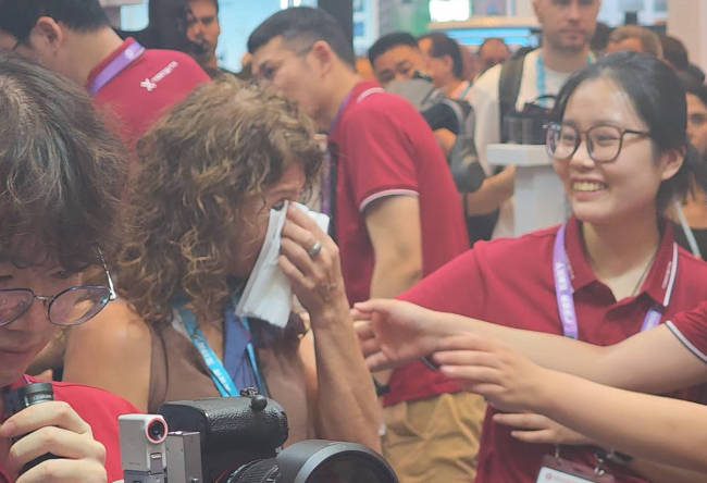 让外籍残障人士行走的外骨骼爆火亲友激动落泪(图2)