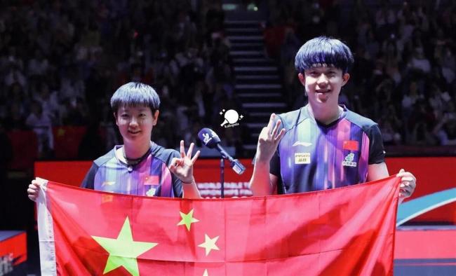 孙颖莎左腿淤肿 王楚钦与教练同款扣手 乒乓双星再创辉煌
