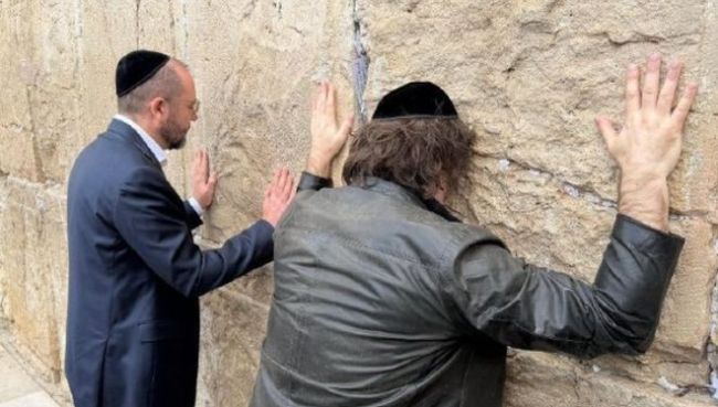 阿根廷总统米莱访以色列时激情献唱 摇滚外交引发热议