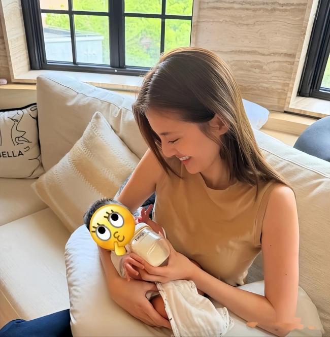 吴千语晒照抱婴儿喂奶 温馨画面引猜测