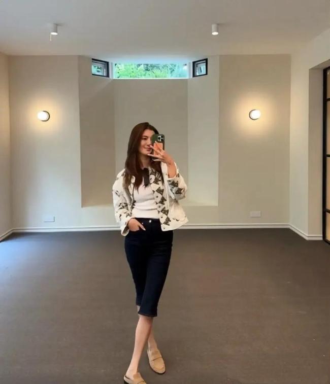 吴千语晒照抱婴儿喂奶 温馨画面引猜测