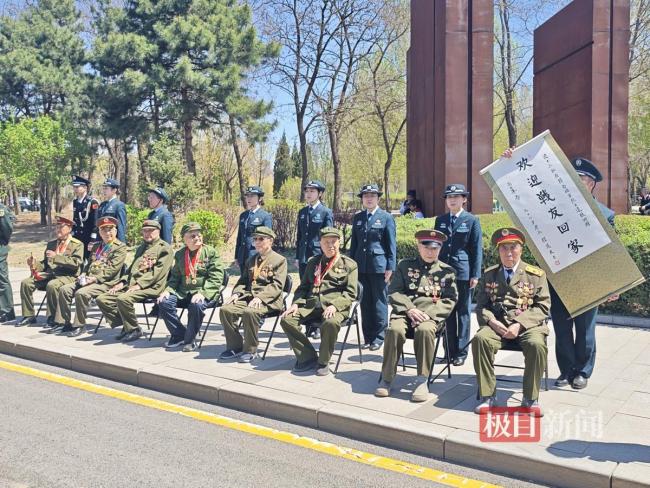 烈士遗骸抵达陵园 志愿军老兵起立致敬 欢迎战友回家