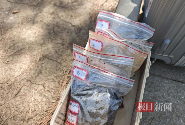 女子带祖国五地泥土迎接烈士遗骸归国 致敬英雄魂归故里