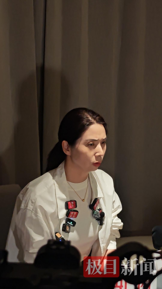 崔丽丽身着职业装出庭 为劳动者权益而战