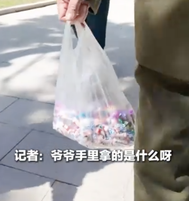 老战士拎糖看望牺牲战友 带来归国好消息