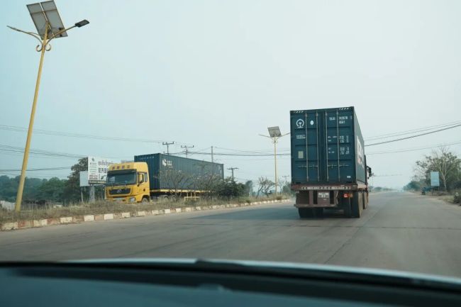 一家三口在老挝 生活因中老铁路改变 从迷茫到顺其自然
