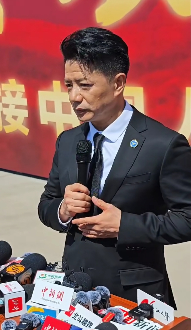 段奕宏向英名墙献花三鞠躬 致敬民族脊梁
