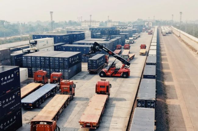 一家三口在老挝 生活因中老铁路改变 从迷茫到顺其自然