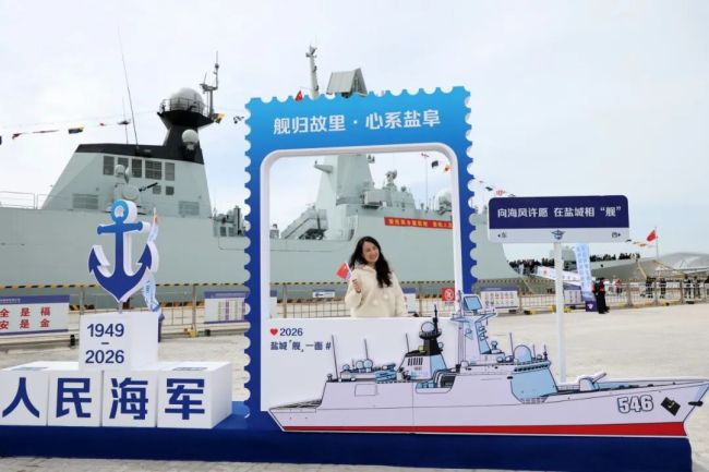 泰州舰穿越常泰大桥回到母亲城 载誉归桑梓