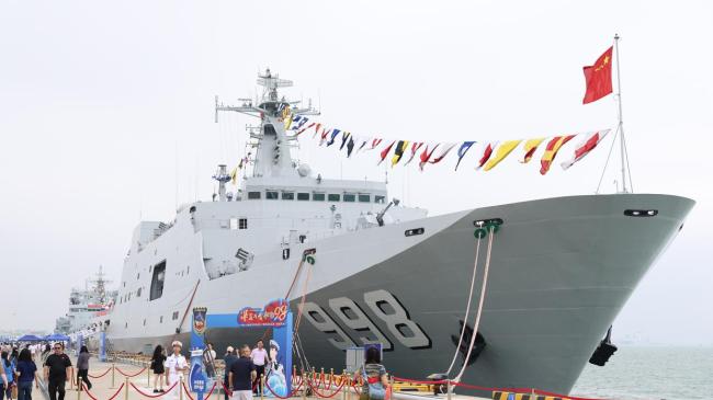 海军开放日三型主力舰齐聚湛江 市民踊跃参与庆祝活动